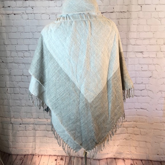 Ann Taylor blanket poncho w toggle clasp - Picture 3 of 5